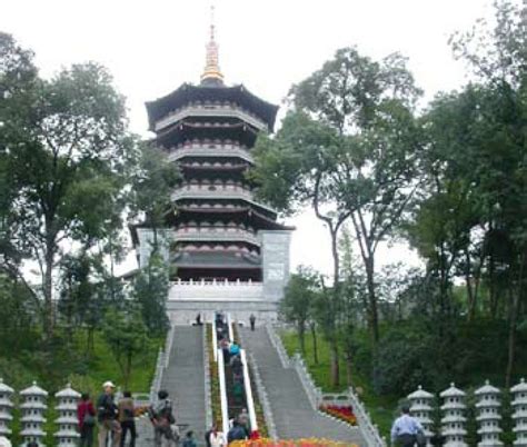   Leifeng Pagoda の美しさと歴史、あなたの旅を彩る！