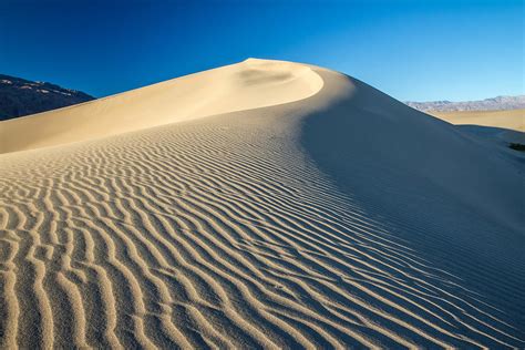 ウラン・トゥガ砂漠！広大な砂丘と神秘的な風成地形が織りなす絶景